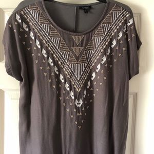 Short sleeve blouse with pattern front.